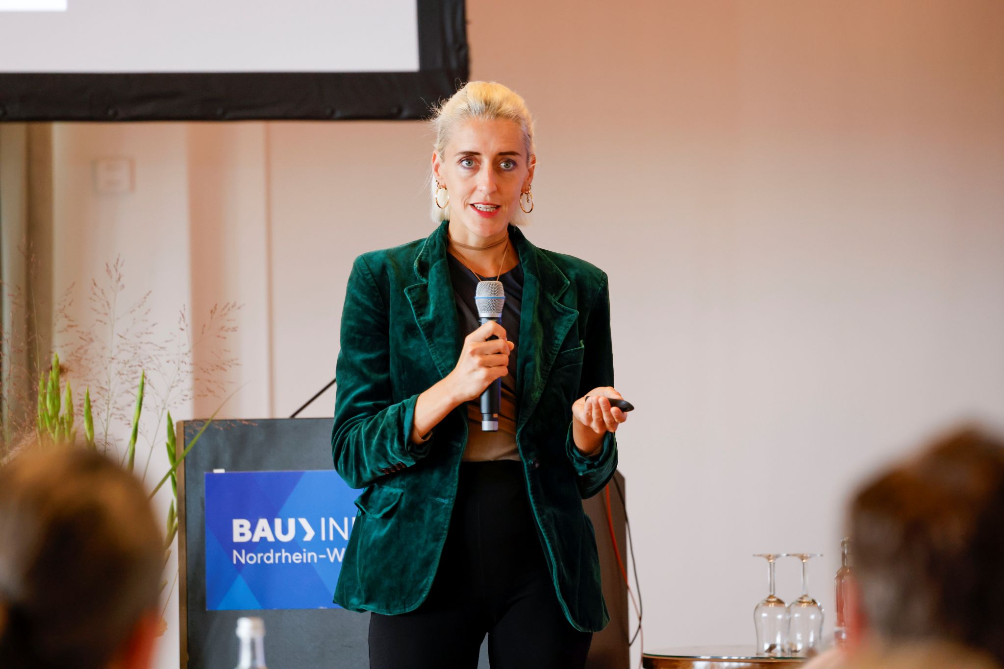 Hannah Schragmann Moderation